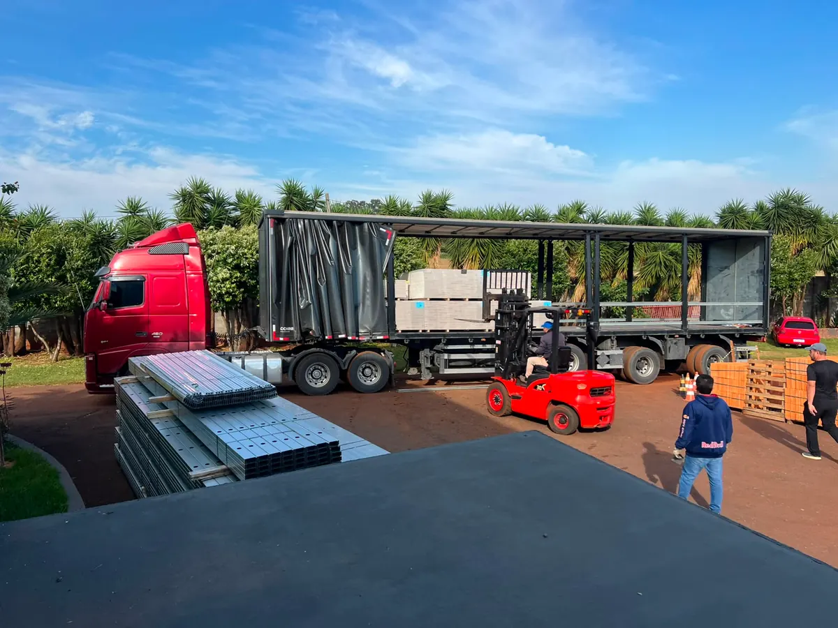 Fundação e materiais preparados no canteiro de obras